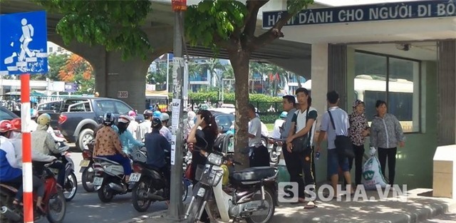 Bởi, khu vực hầm đường bộ gần Bến xe Mỹ Đình thường xuyên có rất đông người qua lại từ sáng đến đêm...