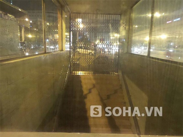 Cửa lên - xuống hầm đường bộ, lối từ khu vực xe taxi vào đón - trả khách ở Bến xe Mỹ Đình cũng đúng 22h được khóa lại...