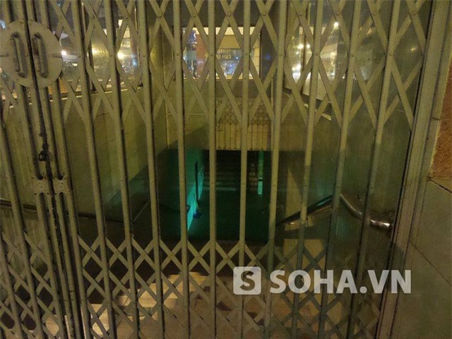 Vậy góc khuất ở sau cánh cửa sắt được khóa khá chắc chắn từ 22h đêm hàng này này tại sao lại có thể xảy ra một vụ việc rúng động vào đêm hôm 18/5?