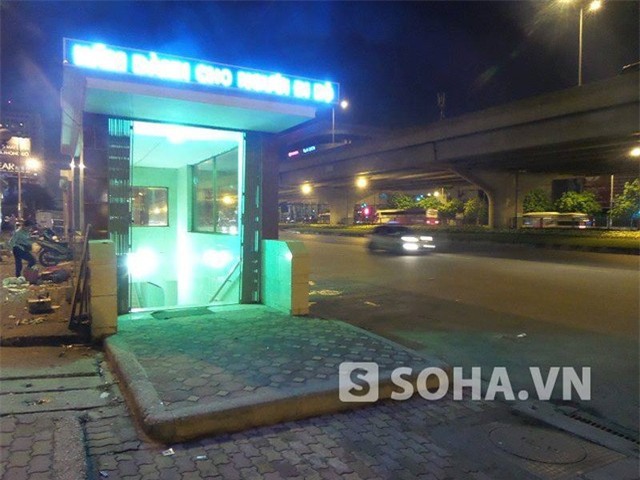 Theo vị lãnh đạo công an phường này, cánh cửa hầm được mở hôm đó là do nhân viên bảo vệ cho các đối tượng cùng nạn nhân mượn chìa khóa xin ngủ nhờ... và sau đó xảy ra sự việc trên.