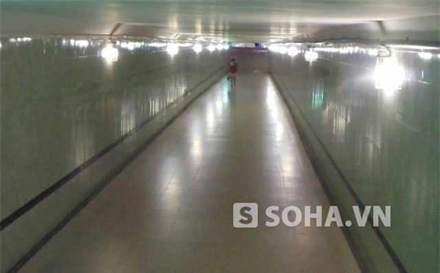 Mặc dù, hầm đường bộ thường xuyên có người qua lại, không có bất kỳ góc khuất nào và luôn có nhân viên túc trực 24/24h nhưng tại đây lại xảy ra một sự việc khó tin: Thiếu nữ bị hiếp dâm tập thể... (!?).