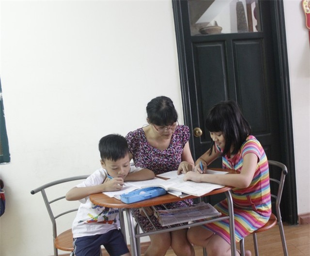 Mỗi dịp hè, chị Nguyễn Thu Nga (quận Hoàng Mai, Hà Nội) chưa có cách nào khắc phục ngoài việc nghỉ phép và đăng ký các lớp học hè cho con.