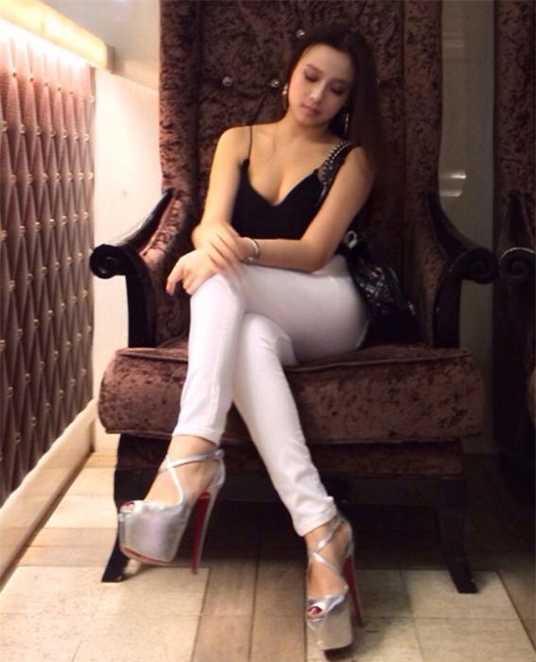 Hot girl đình đám một thời và là bà mẹ 1 con Huyền Baby ngồi vắt chéo chân, để lộ đôi cao gót mũi dày ít nhất 5cm.