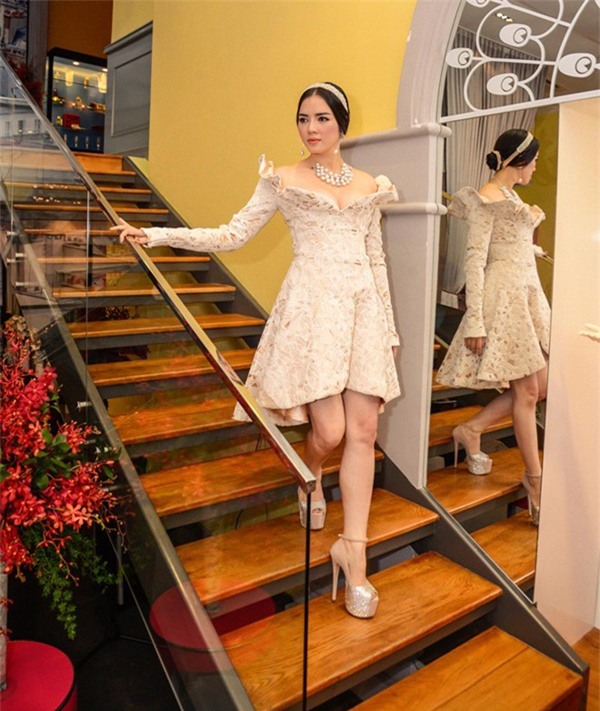 Đôi giày hở mũi màu bạc giúp chiều cao chưa đầy 1m60 của Lý Nhã Kỳ được “ăn gian” thêm gần 20 cm giúp cô diện váy ngắn thêm cuốn hút.