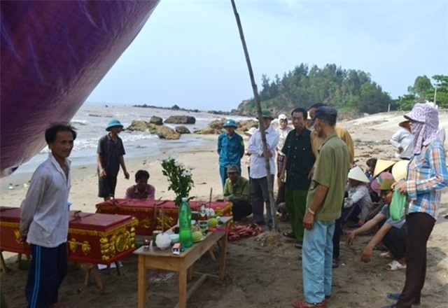 Gia đình đang tẩm liệm cho hai anh em Huynh và Đệ bị đuối nước tử vong trước đó. Ảnh: PH.