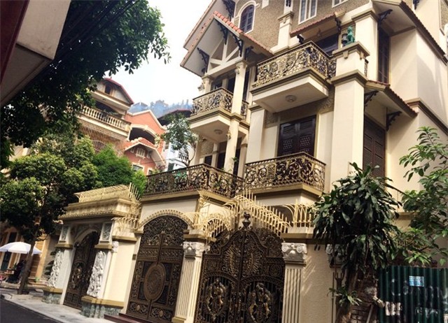 Biệt thự, đại gia, Thái Bình, Hà Nội, cổng biệt thự, tiền tỷ, ngân hàng, chứng khoán, nhôm đúc mạ đồng, biệt-thự, đại-gia, Thái-Bình, Hà-Nội, anh-em-ruột, cổng-biệt-thư, tiền-tỷ, ngân-hàng, chứng-khoán, nhôm-đúc-mạ-đồng