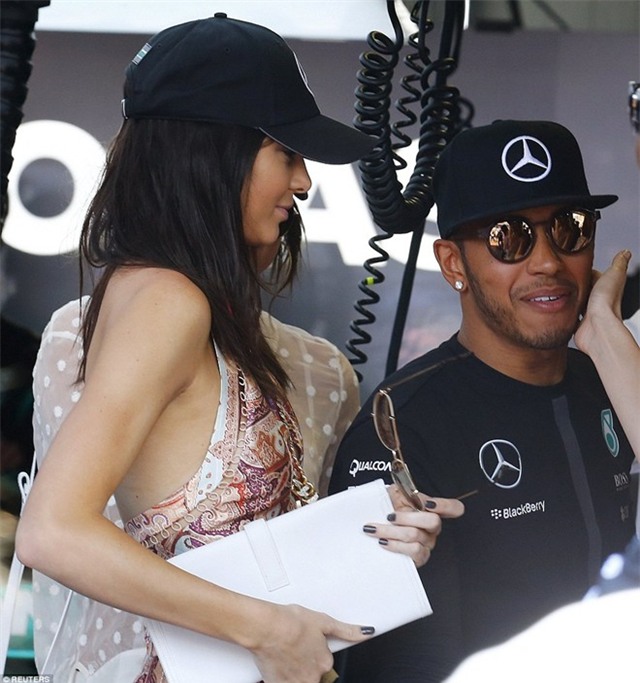 Ronaldo sánh bước cùng người đẹp tại Monaco GP