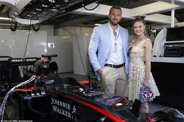 Ronaldo sánh bước cùng người đẹp tại Monaco GP