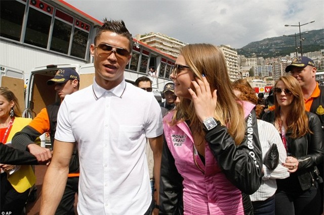 Ronaldo sánh bước cùng người đẹp tại Monaco GP