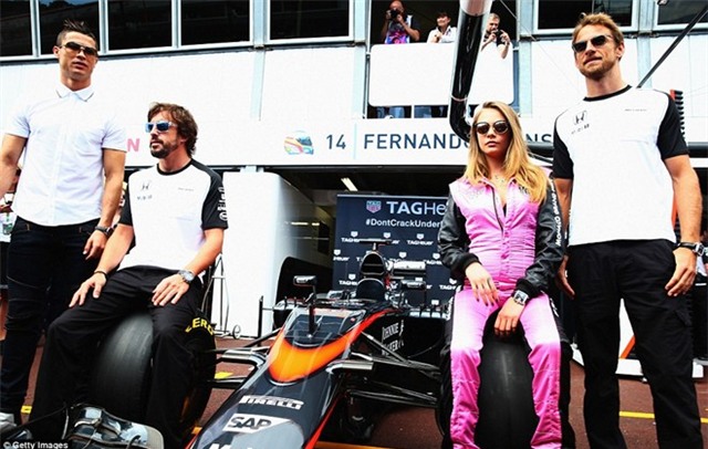 Ronaldo sánh bước cùng người đẹp tại Monaco GP