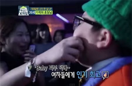 Người đàn ông 26 tuổi gây sốc với bộ mặt búng ra sữa - Ảnh 2