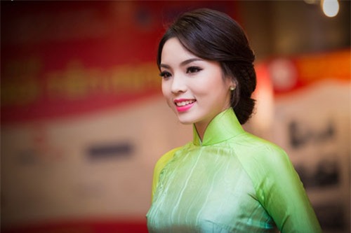 Cô bị nhận xét quá già so với tuổi 19, gương mặt thiếu biểu cảm... Sau khi đăng quang, tân Hoa hậu đã phải cố gắng rất nhiều để chứng minh nhan sắc của mình.