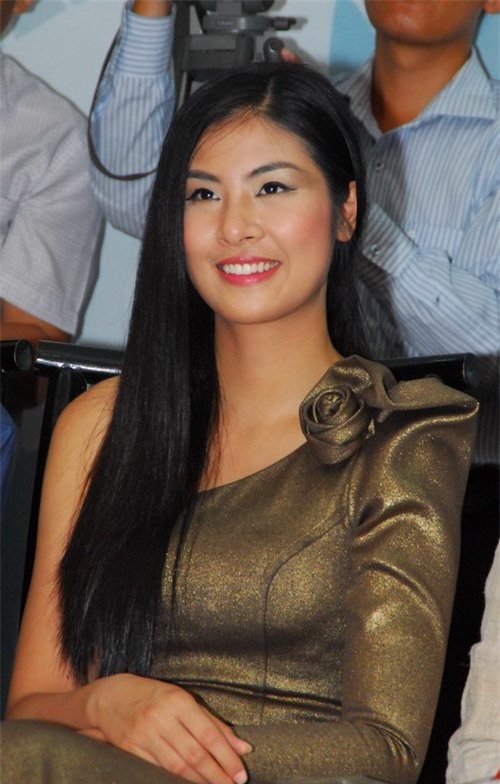 Cách lựa chọn trang phục, cách make up của Ngọc Hân thời mới đăng quang cũng không gây được ấn tượng. Cô bị chê lòe loẹt và kém sang.