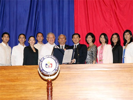Louis Nguyễn - chồng Hà Tăng sinh ra trong một gia đình quyền lực và giàu có.