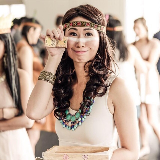 Gương mặt của Stephanie được nhận xét là phảng phất nhiều nét của một cô gái Nhật Bản.