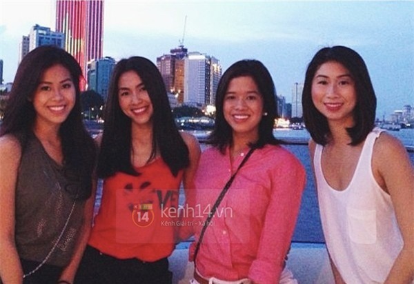 3 chị em gái ruột của Louis Nguyễn đều rất quý mến cô em dâu Hà Tăng. Họ thường xuyên chụp ảnh cùng nhau mỗi khi xuất hiện.