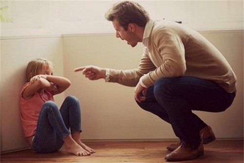 Việc đánh mắng con quá nhiều sẽ ảnh hưởng không nhỏ đến tâm lý của trẻ.