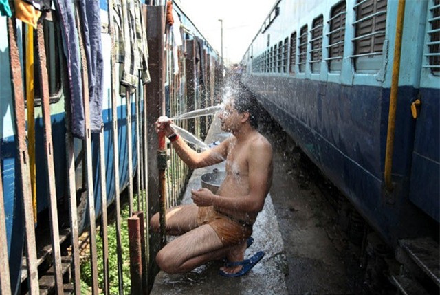 Một người đàn ông tắm ở một trạm tàu hỏa ở Jammu, Ấn Độ vào ngày 25/5. Nhiều vùng ở Ấn Độ, bao gồm thủ đô New Delhi, đã trải qua những ngày nắng nóng gay gắt. Nhiệt độ tại một số thành phố ở hai bang Telangana và Andhra Pradesh có khi đến 48 - 49 độ C, theo AFP.
