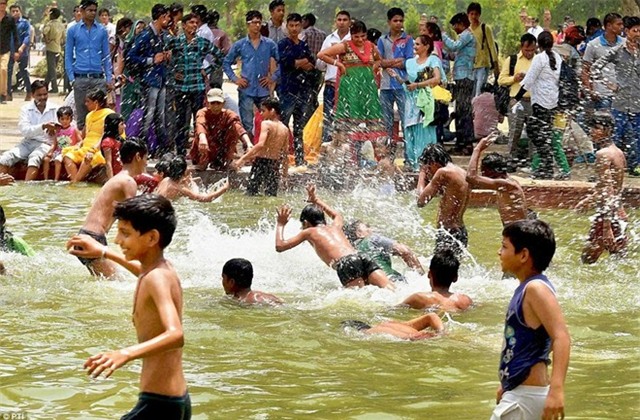 Người dân Ấn Độ chơi đùa tại một hồ nước công cộng ở New Delhi. Nhiệt độ cao nhất tại thủ đô từng đo được trong những đợt nắng nóng là 45,5 độ C. Ảnh: PTI