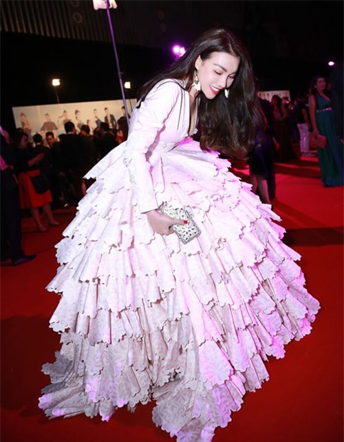 Váy áo cồng kềnh đầy rẫy nguy hiểm của sao Việt - 4