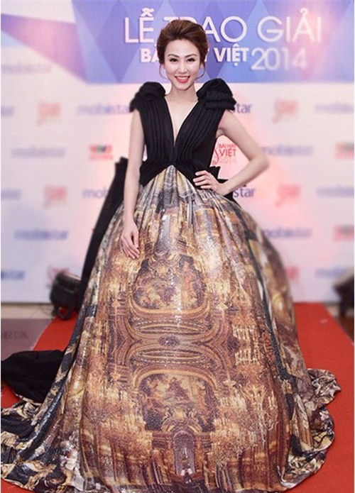 Váy áo cồng kềnh đầy rẫy nguy hiểm của sao Việt - 12