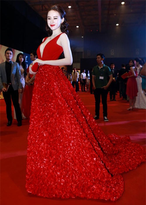 Váy áo cồng kềnh đầy rẫy nguy hiểm của sao Việt - 13