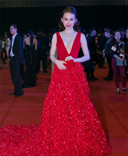 Váy áo cồng kềnh đầy rẫy nguy hiểm của sao Việt - 14