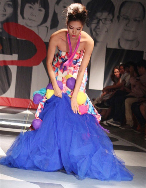 Váy áo cồng kềnh đầy rẫy nguy hiểm của sao Việt - 18