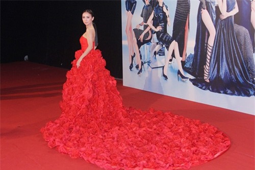 Váy áo cồng kềnh đầy rẫy nguy hiểm của sao Việt - 2