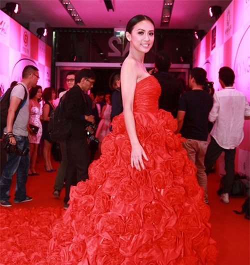 Váy áo cồng kềnh đầy rẫy nguy hiểm của sao Việt - 3