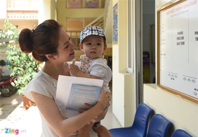9h sáng Đan Lê cùng cậu con trai một tuổi đã có mặt tại tại Trạm Y tế phường Quỳnh Mai, Hoàng Mai, Hà Nội.