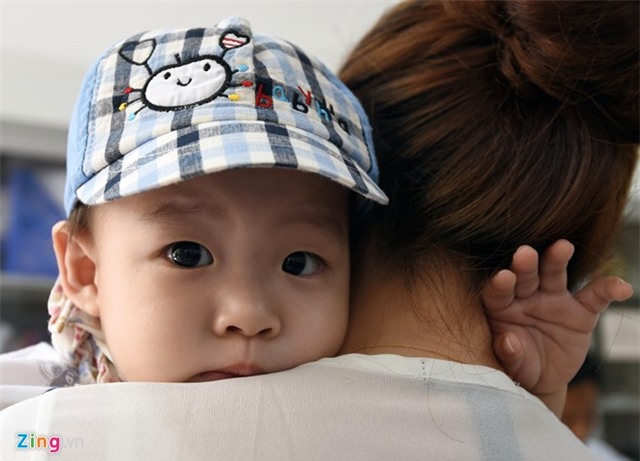 Đan Lê đưa con trai thứ hai đi tiêm chủng