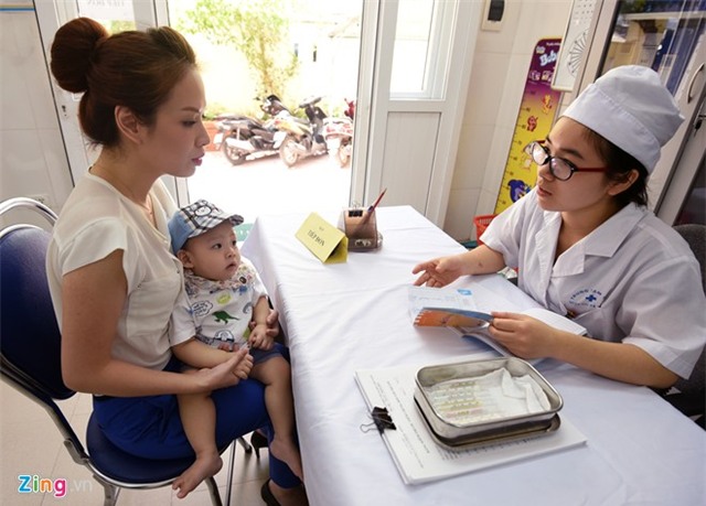 Đan Lê đưa con trai thứ hai đi tiêm chủng