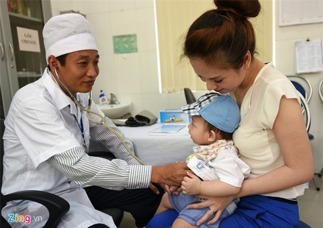 Đan Lê đưa con trai thứ hai đi tiêm chủng