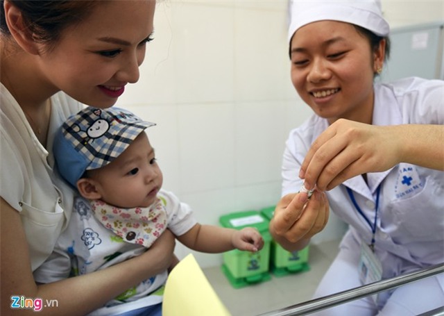 Đan Lê đưa con trai thứ hai đi tiêm chủng