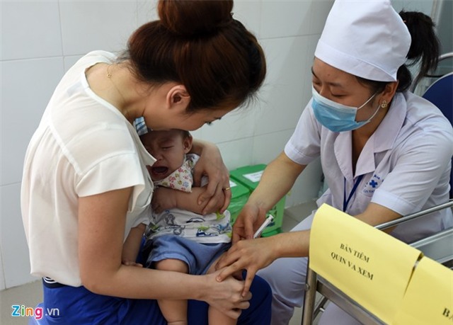 Đan Lê đưa con trai thứ hai đi tiêm chủng