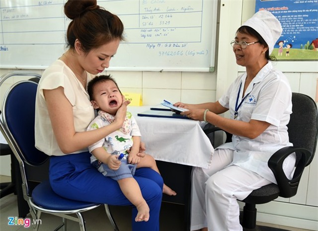 Đan Lê đưa con trai thứ hai đi tiêm chủng