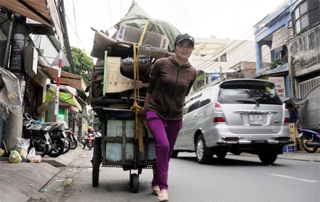 Chị Hồng vẫn mưu sinh bằng nghề mua ve chai trong thời gian chờ công an giải quyết trao lại số tiền.