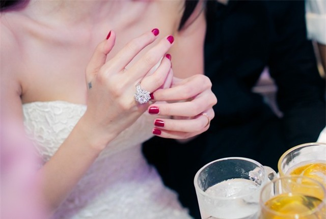 Cận cảnh chiếc nhẫn cưới cầu kỳ và đắt đỏ của Thủy Tiên. Theo nguồn tin, chiếc nhẫn cưới của cô có giá gần nửa tỷ.
