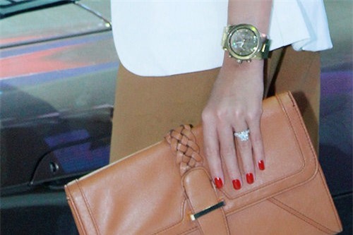 Không chỉ chọn một địa điểm đặc biệt để cầu hôn, Louis Nguyễn còn tặng cho người đẹp nhẫn đính hôn. chiếc nhẫn kim cương có mặt đá được làm nổi lên trên, chiếc nhẫn này ước tính có giá khoảng 6.000 USD