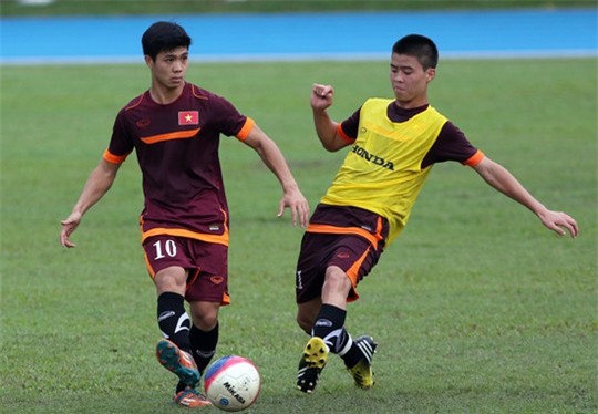 Công Phượng và Duy Mạnh trong một tình huống tranh bóng tại buổi tập chiều nay của U23 Việt Nam