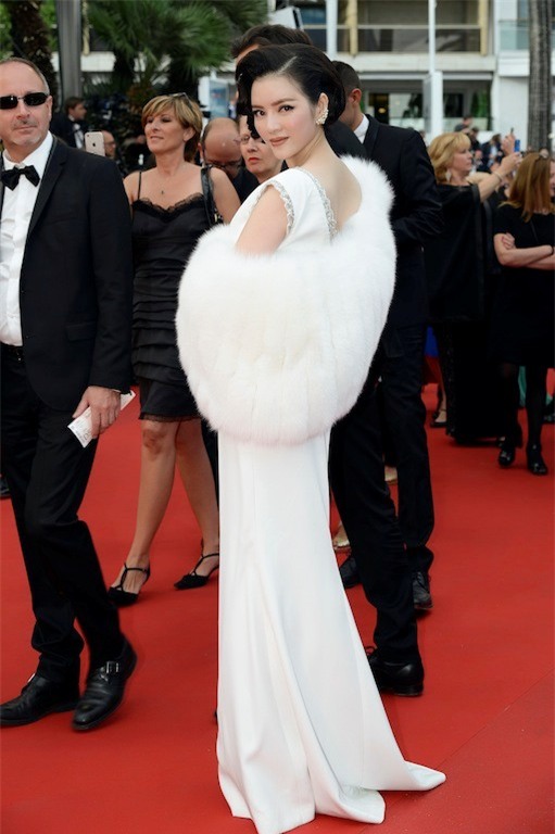 Lý Nhã Kỳ lên tiếng khi bị chê khoe mẽ tại Cannes