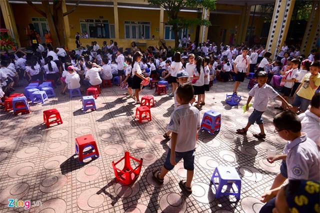 Trẻ em ngồi trong nắng nóng 39 độ C dự lễ bế giảng