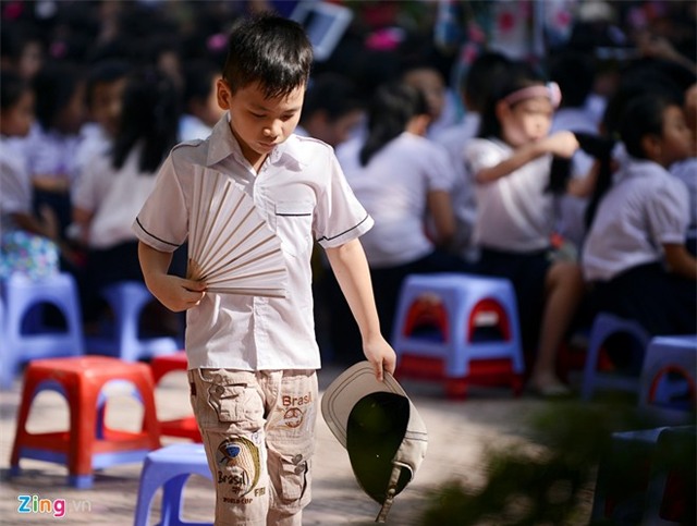 Trẻ em ngồi trong nắng nóng 39 độ C dự lễ bế giảng