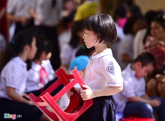 Trẻ em ngồi trong nắng nóng 39 độ C dự lễ bế giảng