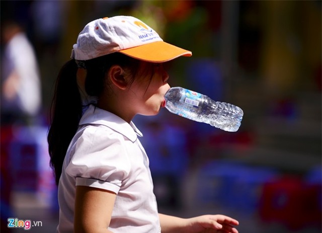 Trẻ em ngồi trong nắng nóng 39 độ C dự lễ bế giảng