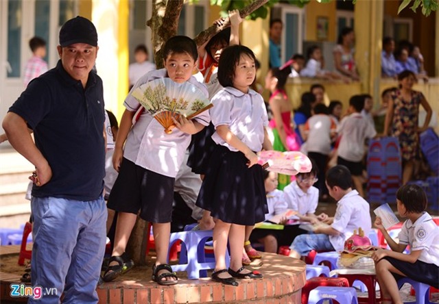 Ai cũng tỏ ra mệt mỏi, có em chui vào cây để ngồi.