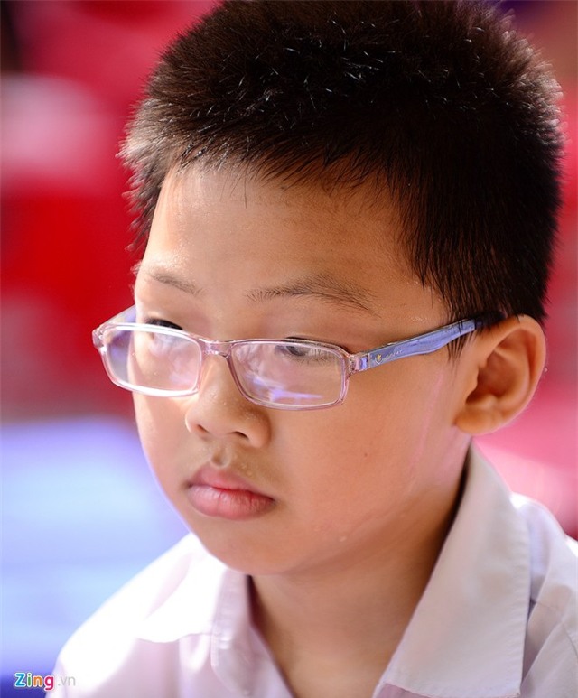 Trẻ em ngồi trong nắng nóng 39 độ C dự lễ bế giảng