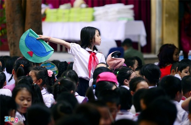 Các lớp trưởng đứng lên để quạt cho các bạn.