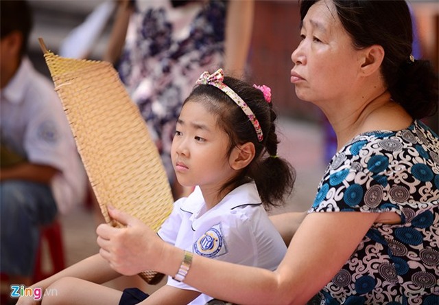 Trẻ em ngồi trong nắng nóng 39 độ C dự lễ bế giảng